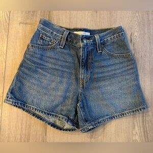 Levi’s 80’s Mom Jean Short size 23